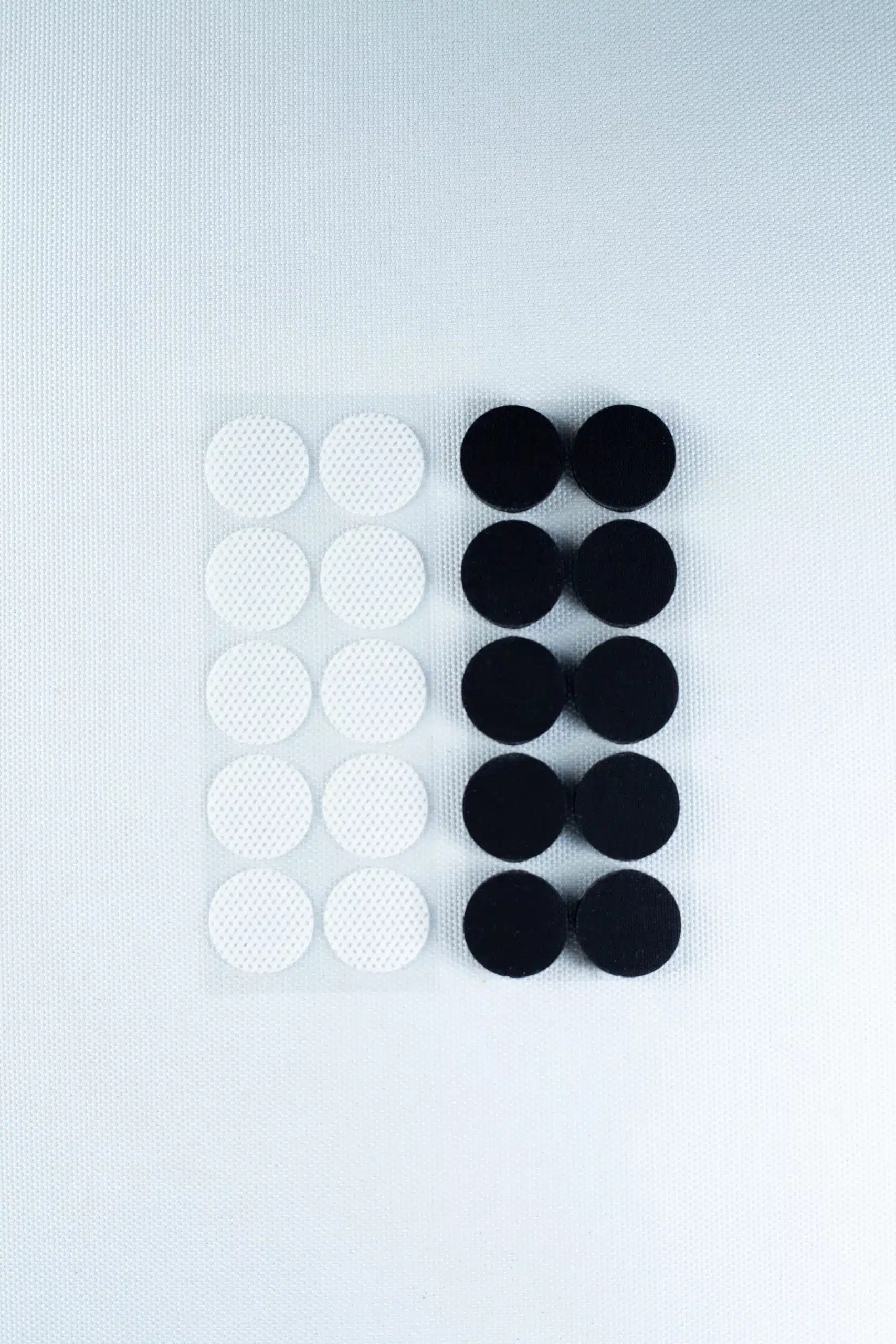 The Self-healing injection port & Air Vent Filter-3M includes twelve white and twelve black round adhesive pads, perfect for injection ports or air vents, arranged in two vertical columns on a white background.