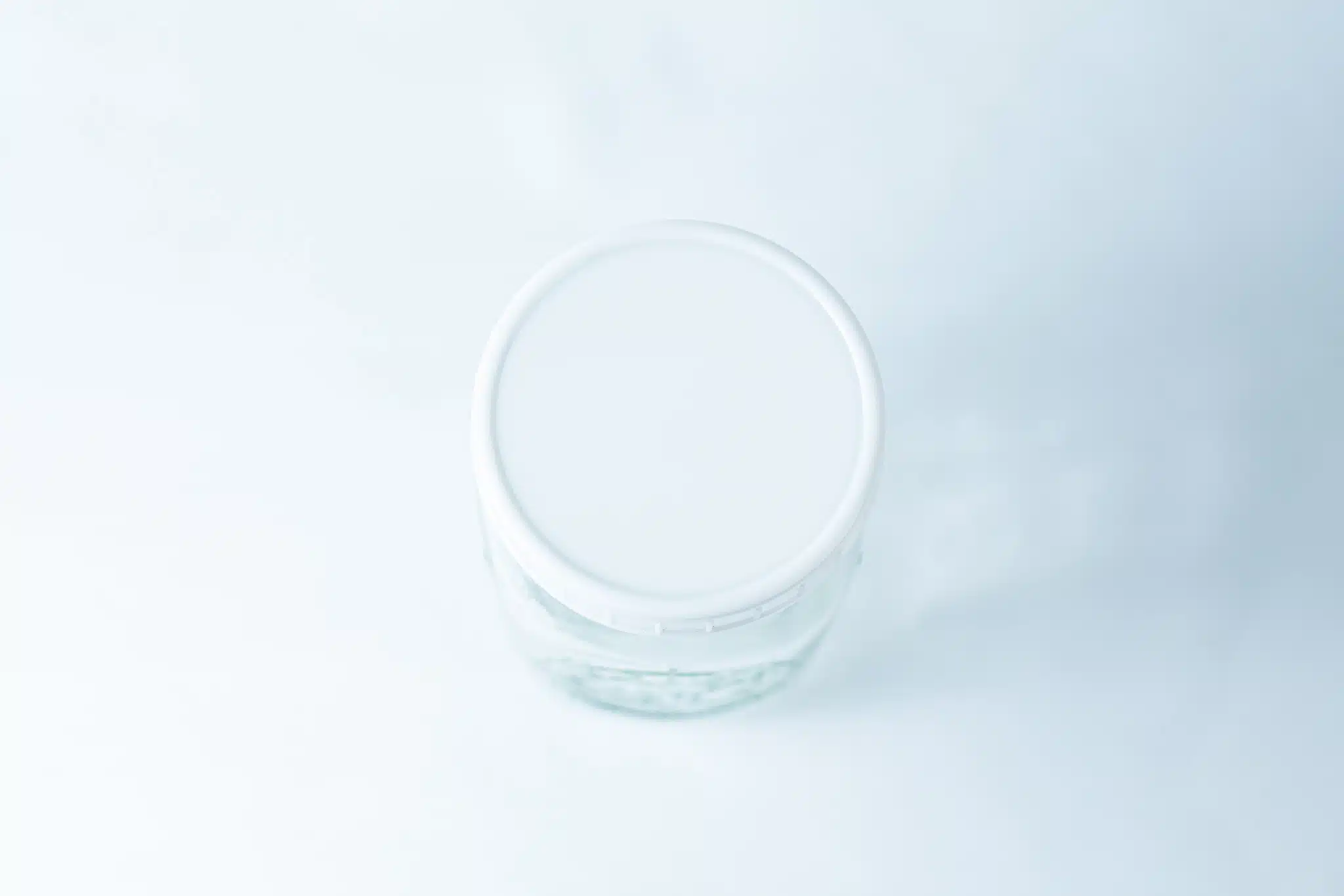 Mason Jar Lids | Wide mouth 86mm | Plain White Plastic Lids 5 The Mason Jar Lids | Wide Mouth 86mm in plain white plastic are shown from above on a light, minimal background, highlighting their clean and modern design.
