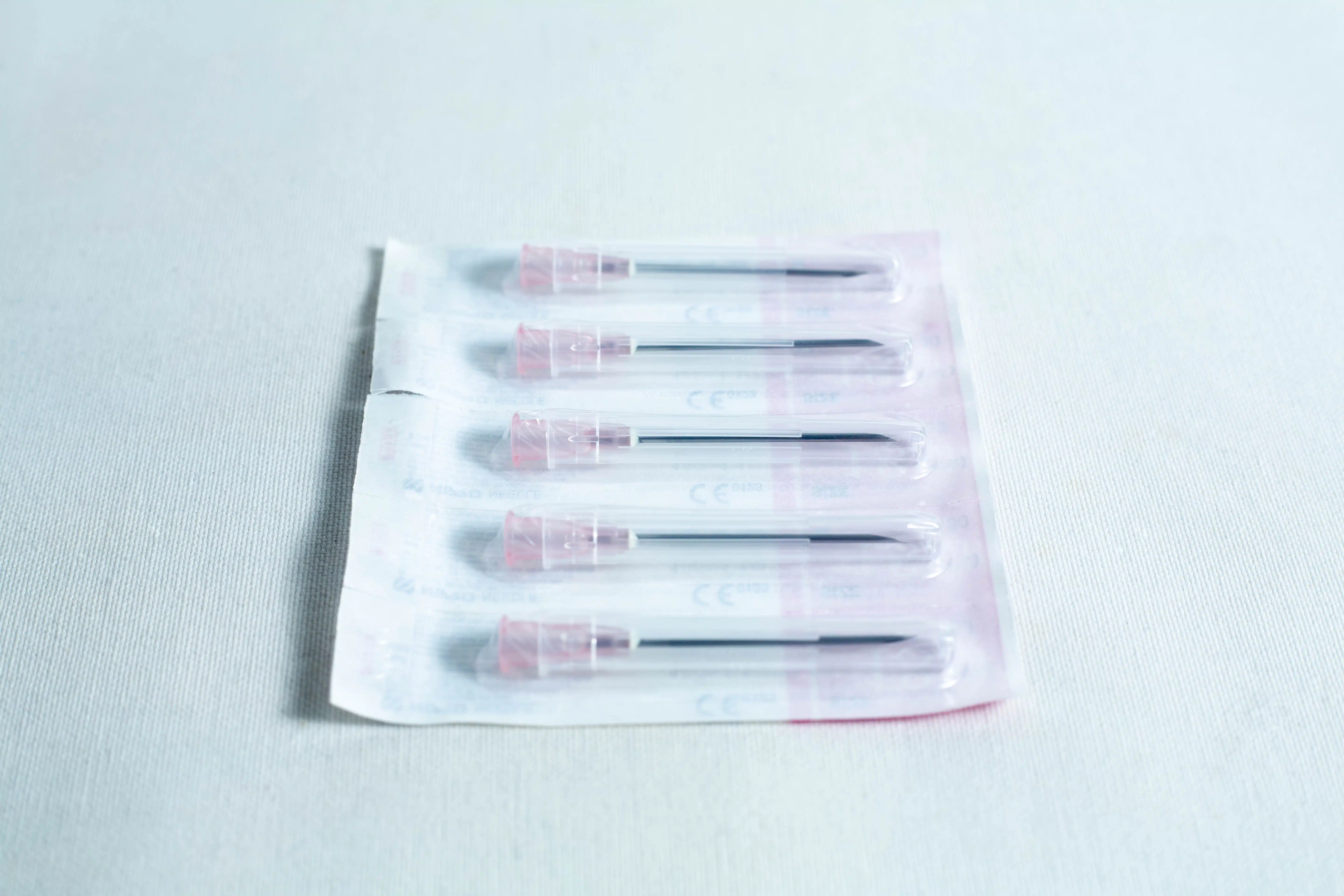 A box of 100 sterile 18G hypodermic needles—perfect for those seeking 18g needle supplies for safe and hygienic use.