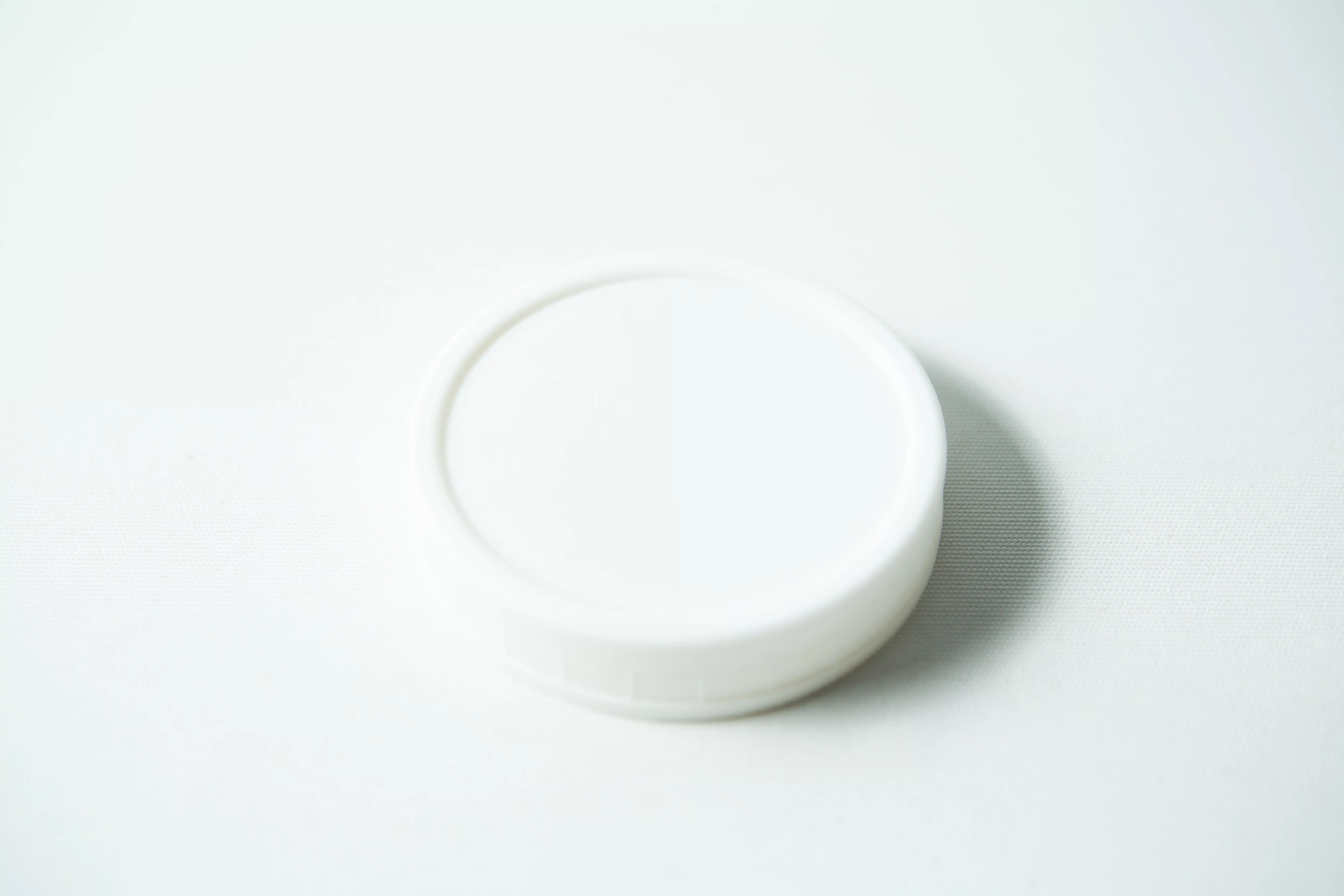 Mason Jar Lids | Wide mouth 86mm | Plain White Plastic Lids 1 A Mason Jar Lid (wide mouth 86mm, plain white plastic) from โMason Jar Lidsโ is shown on a plain white surface.