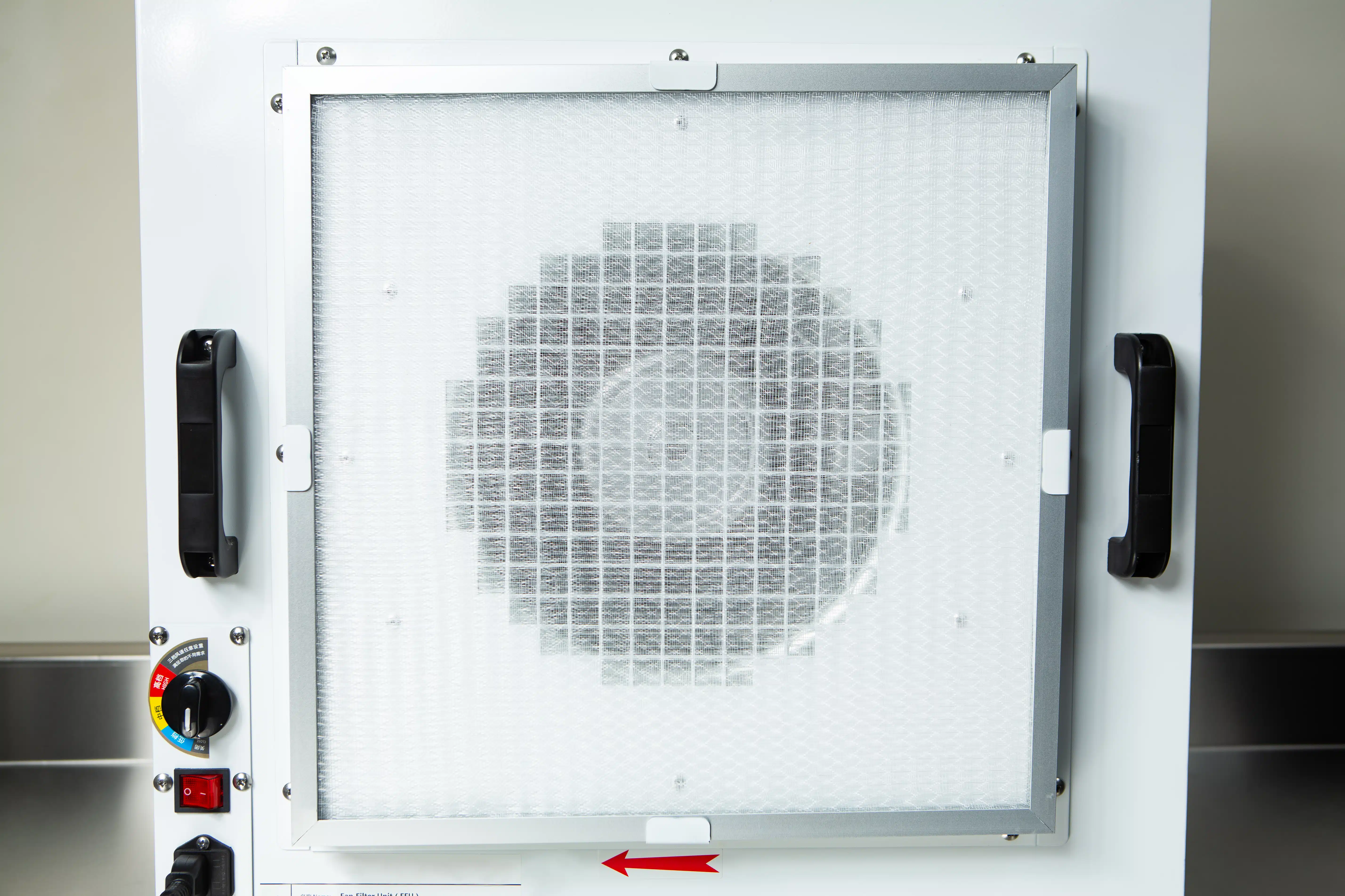 Laminar Flow Hood HEPA Airfilter H14 w/prefilter 60x60x35cm 3 Close-up of the Laminar Flow Hood HEPA Airfilter H14 with prefilter (60x60x35cm), showing its filter, side handles, and a red arrow pointing left.