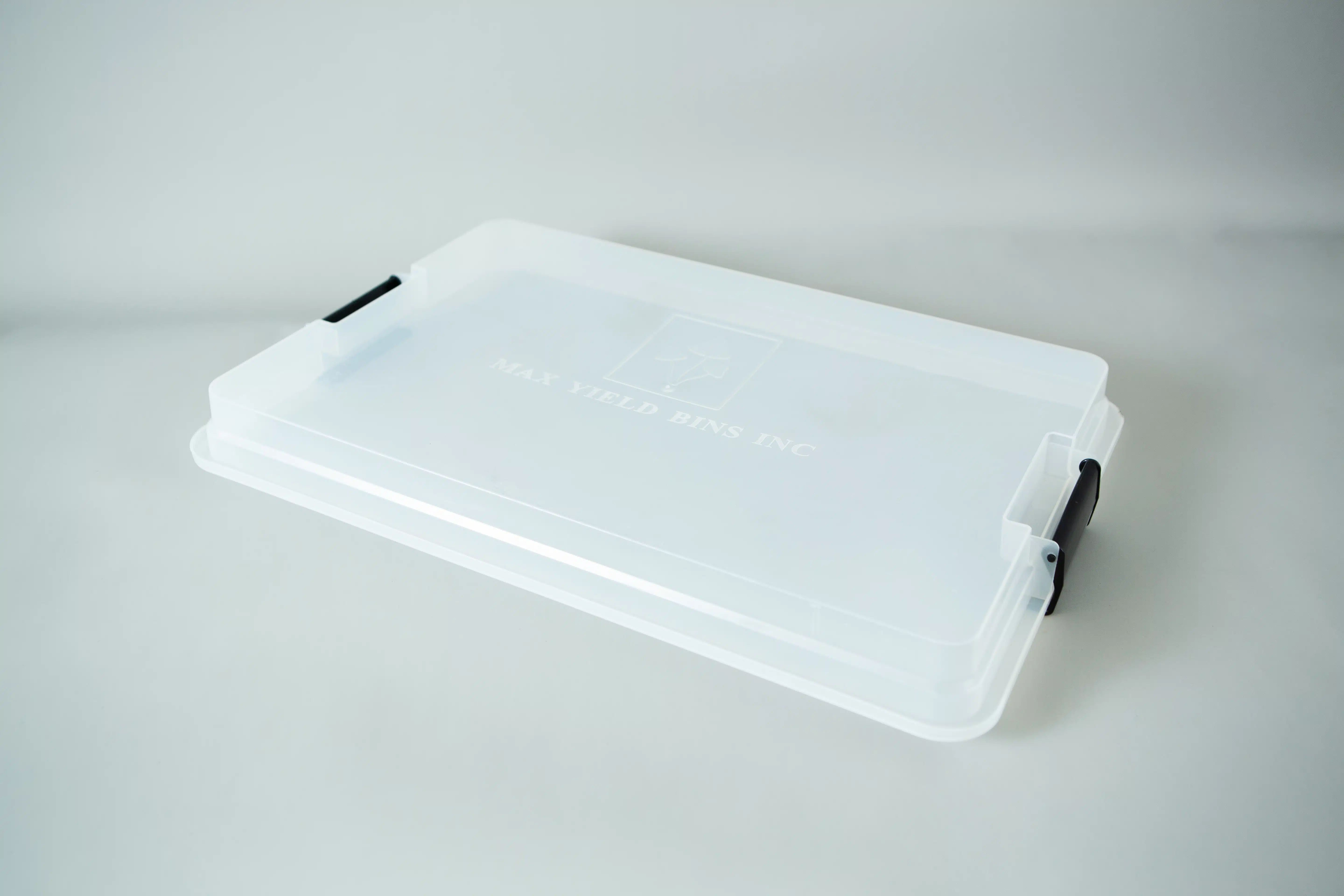 Monotub kit for Growing mushrooms- Max Yield Bins 4 Clear plastic colonisation lid with black handles, ideal for a monotub kit or growing mushrooms, lying on a white surface.