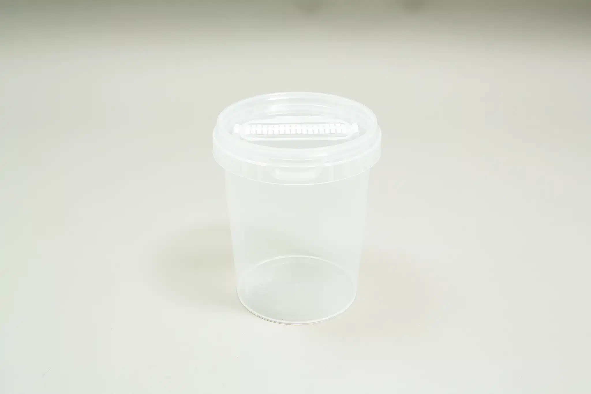 Mycrobox Polypropylene plant tissue Container with air filter | Reusable | Sac O2 3 A clear plastic container with a lid against a light grey background.
